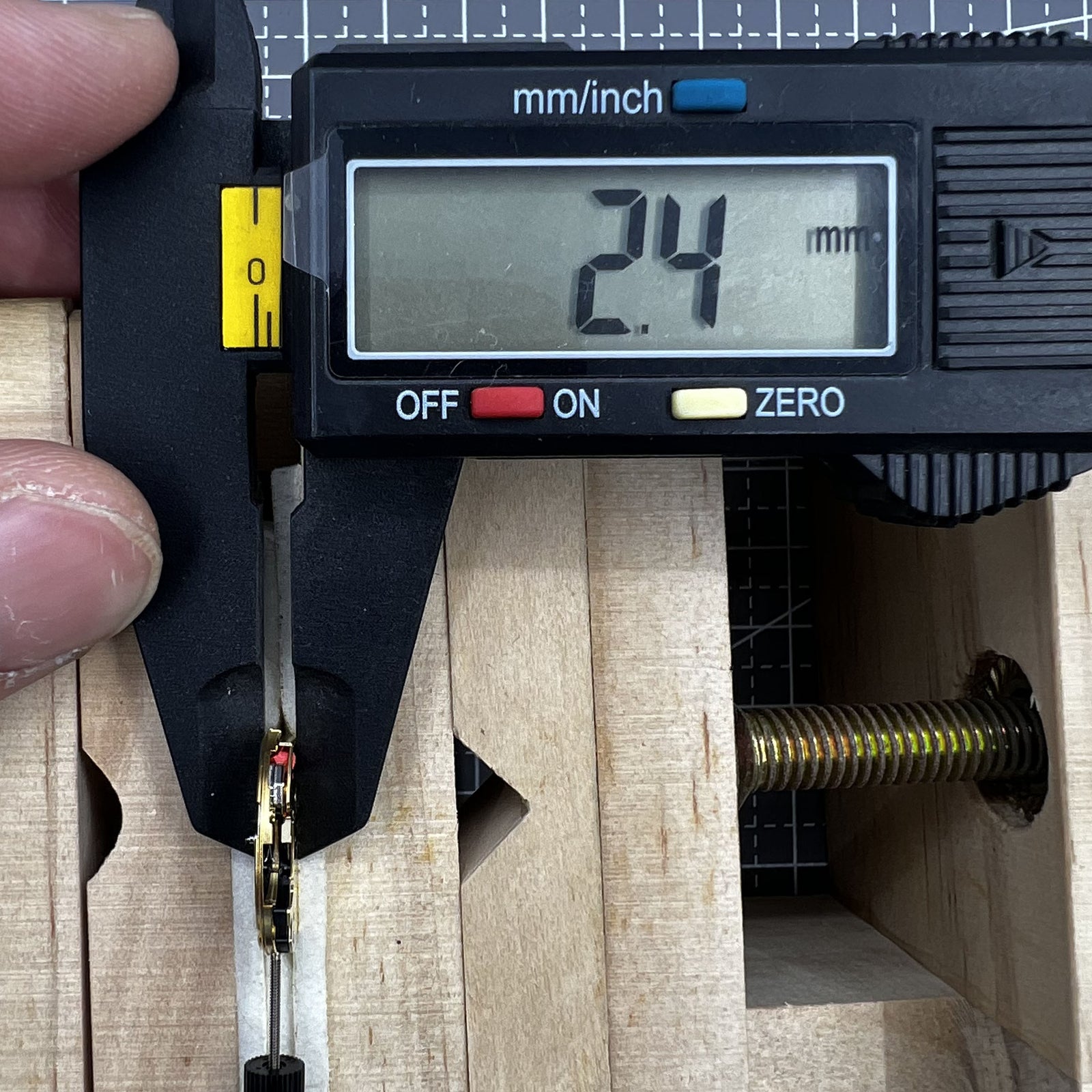 ETA Quarzwerk F03.115 Uhrwerk mit 3 Zeigern und Datum bei 3 Uhr f�r Armbanduhren