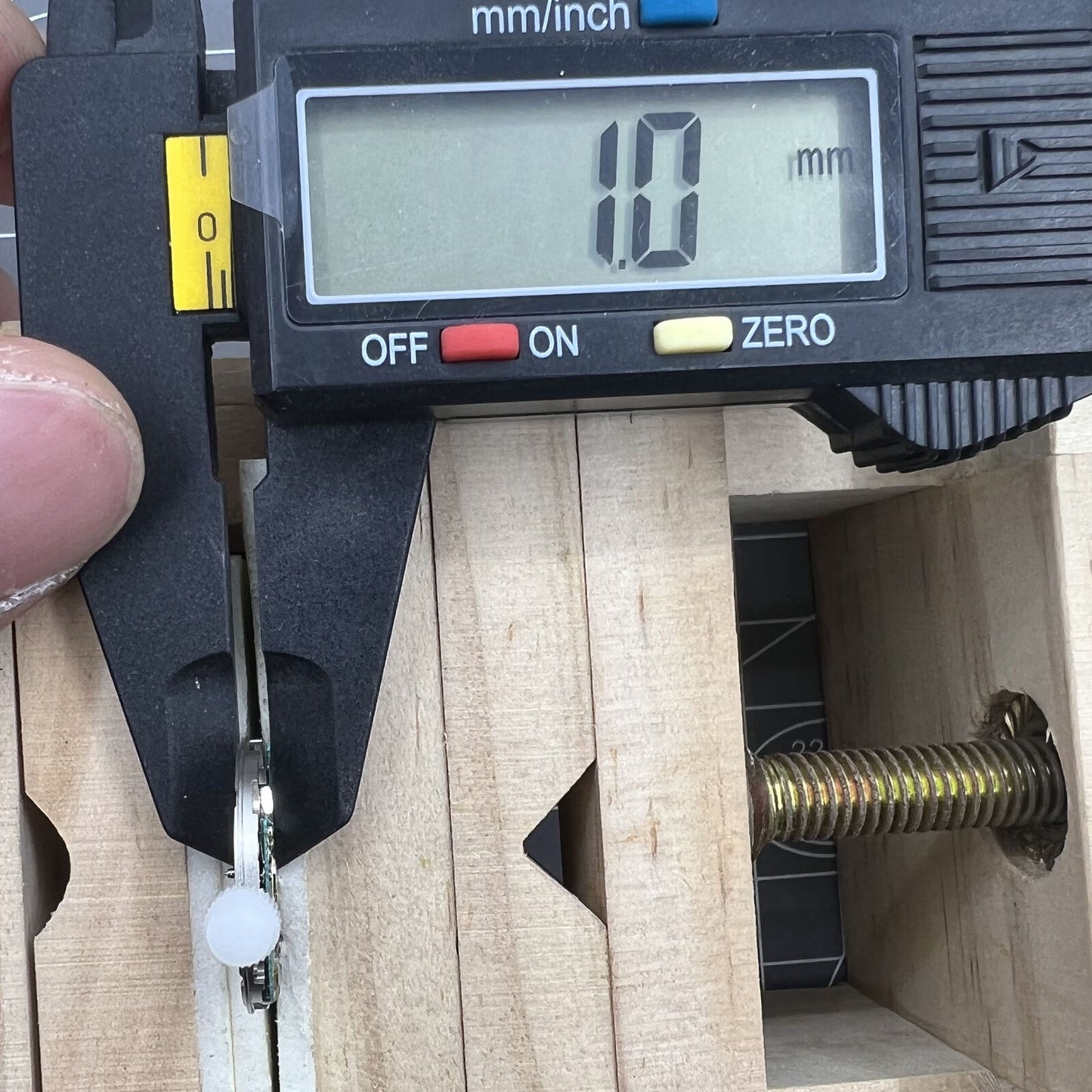 ETA956.414 quartz watch movement with date at 3, reliable precision by ETA for watch accessories.