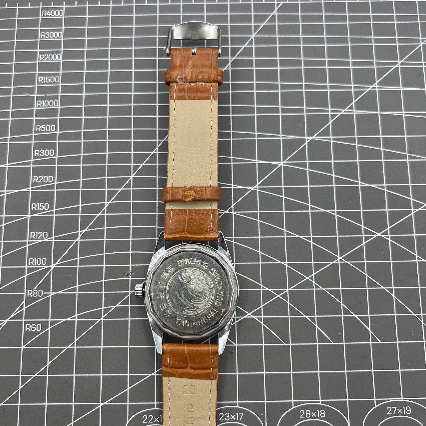 TAIHANG 38mm silver watch with gold hands, 17-jewel mechanical movement, classic round case design