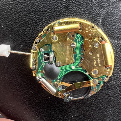 Swiss ISA Quarzuhrwerk 8176-2050 watch movement with small seconds at 2 o'clock and date at 6 o'clock for precision timekeeping.