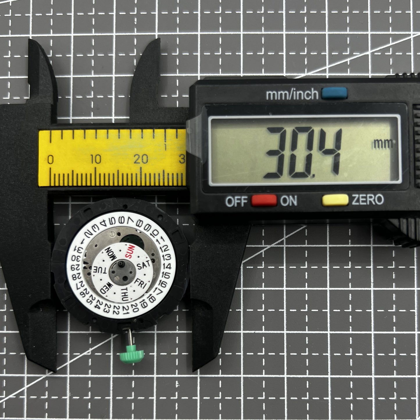 Multifunktionales Miyota OS00 Quarzuhrwerk mit Datum bei 3 Uhr, pr�zise Uhrwerksfunktion von Miyota.