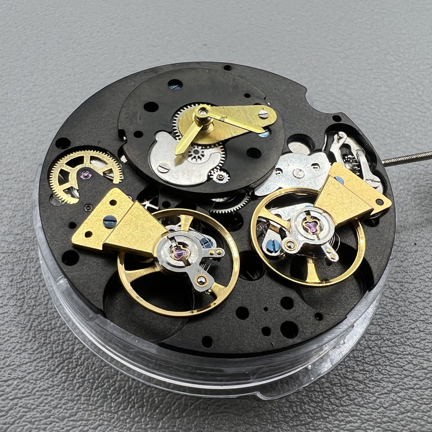 Schwarze automatische Multifunktionsuhr mit mechanischem Werk von Doppeltes, stilvoll und pr�zise.