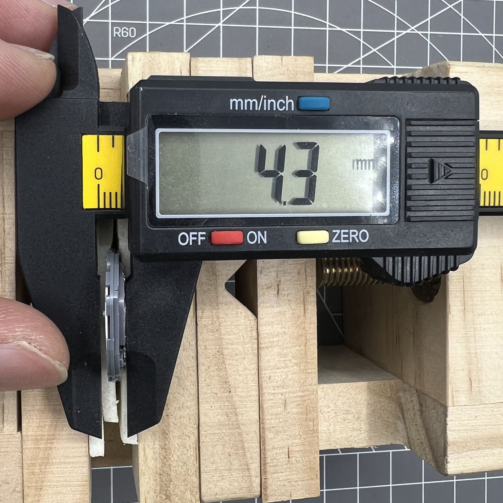 Epson VJ33B quartz watch movement showing double calendar and date at 3 o?clock for precise timekeeping.