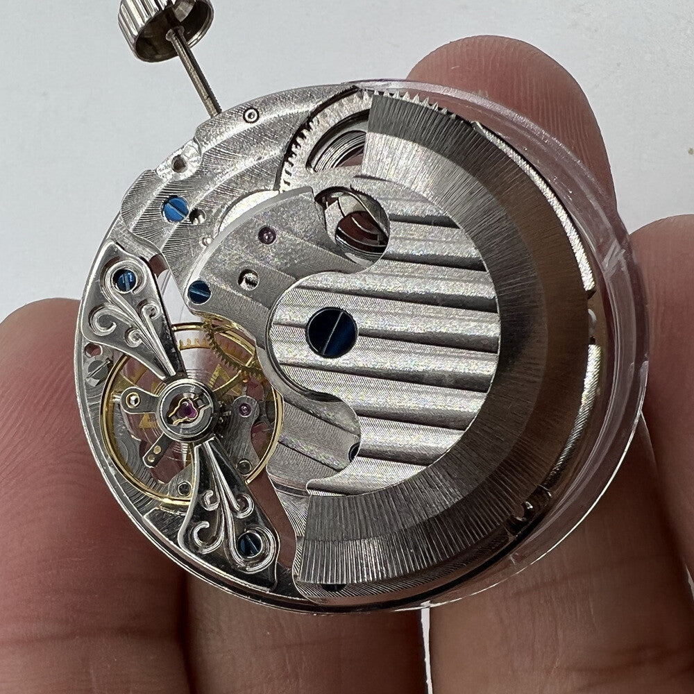 Mouvement mécanique creux multifonction à double ressort moteur et double fuseau horaire