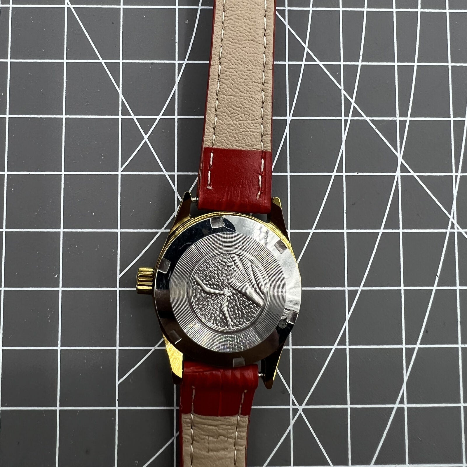 Golden dial Seagull lady watch with 19 jewels, manual mechanical movement, Tianjin-made elegant timepiece.