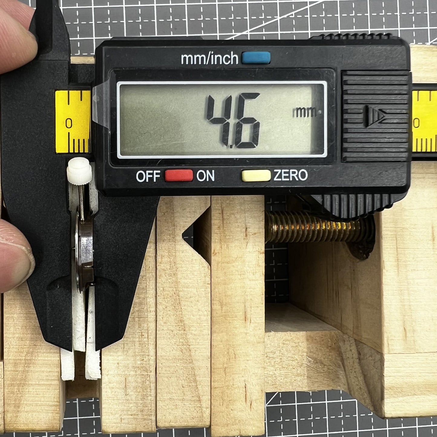 ETA Swiss Quarz Uhrwerk 400 111 Ein Kalender bei 6 Uhr