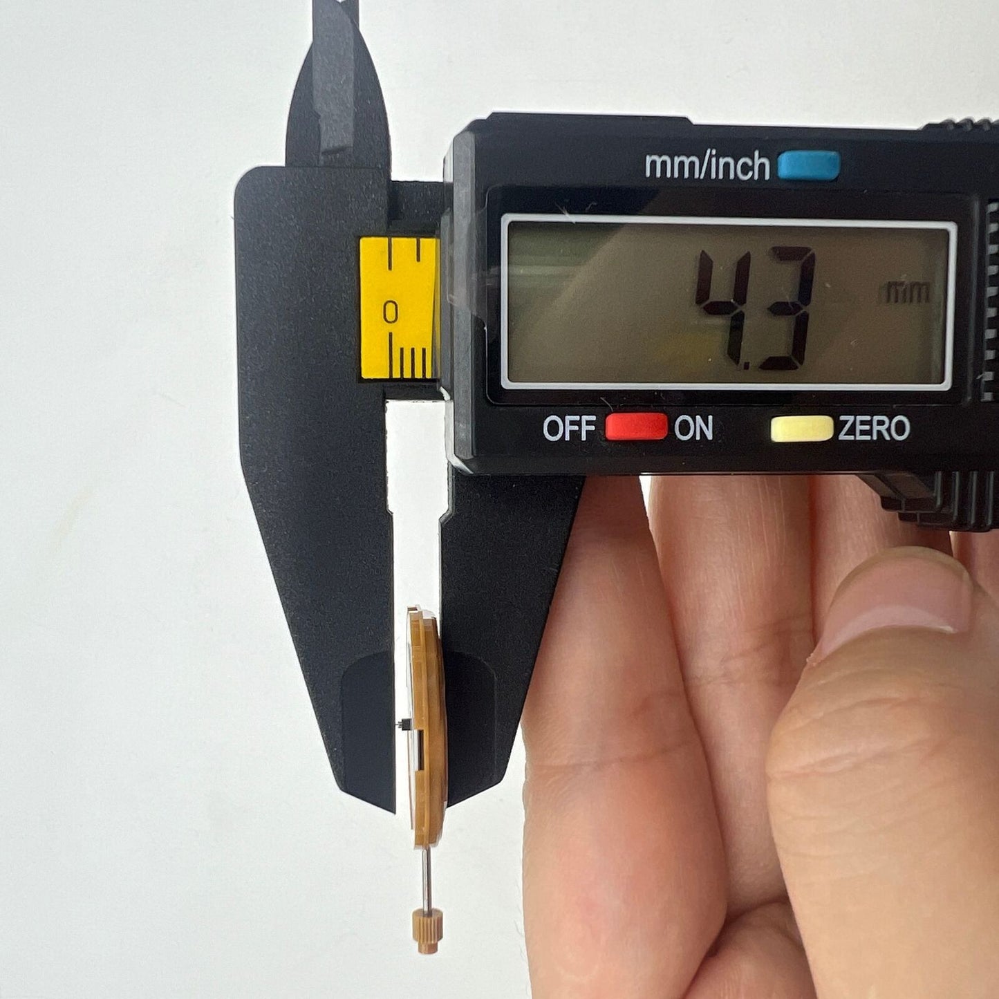 Miyota GM00 Japan quartz watch movement showing English and Chinese time characters, precise and reliable by Miyota.