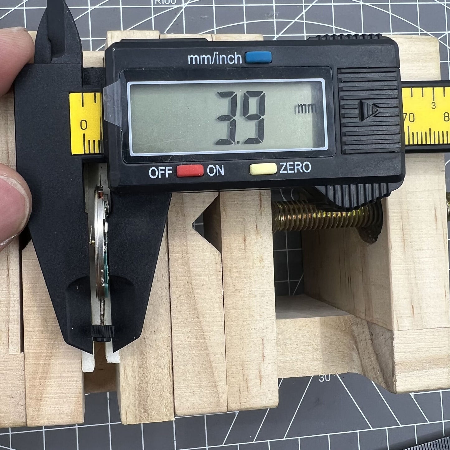 ETA 555.415 vintage quartz watch movement with 3 hands and date window at 3 o'clock, authentic part.