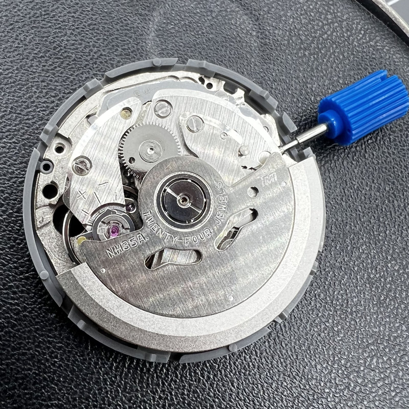 Seiko Automatik Uhr NH35 mit schwarzem Zifferblatt, Datum und Krone bei 8 Uhr, elegant und pr�zise