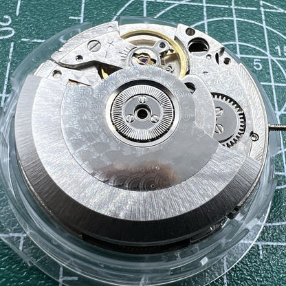 Seagull ST25 GMT automatic watch showcasing mechanical movement and small second at 9 o?clock, perfect for collectors.