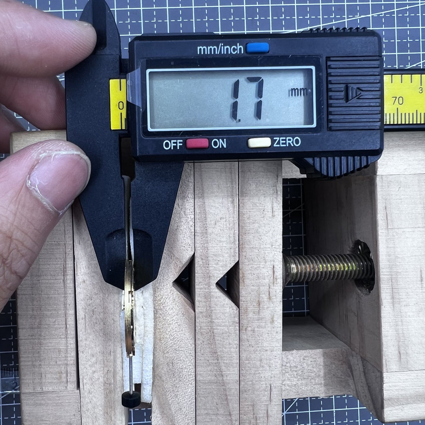 Ronda 1009 Schweizer Quarzuhr mit Datum bei 3 Uhr und zwei Zeigern f�r pr�zise Zeitmessung