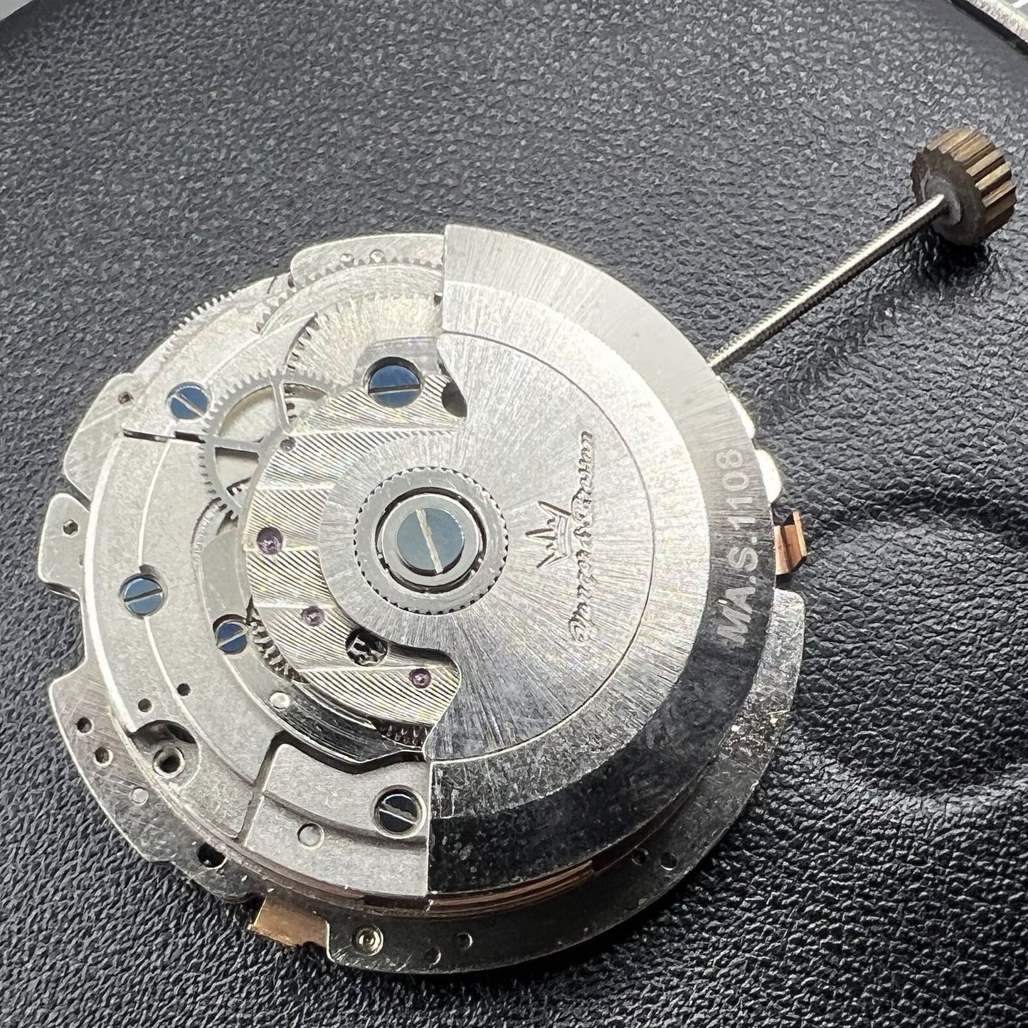 Hangzhou Made 2824 Big Date watch movement displaying precise automatic mechanical craftsmanship for luxury watch accessories.