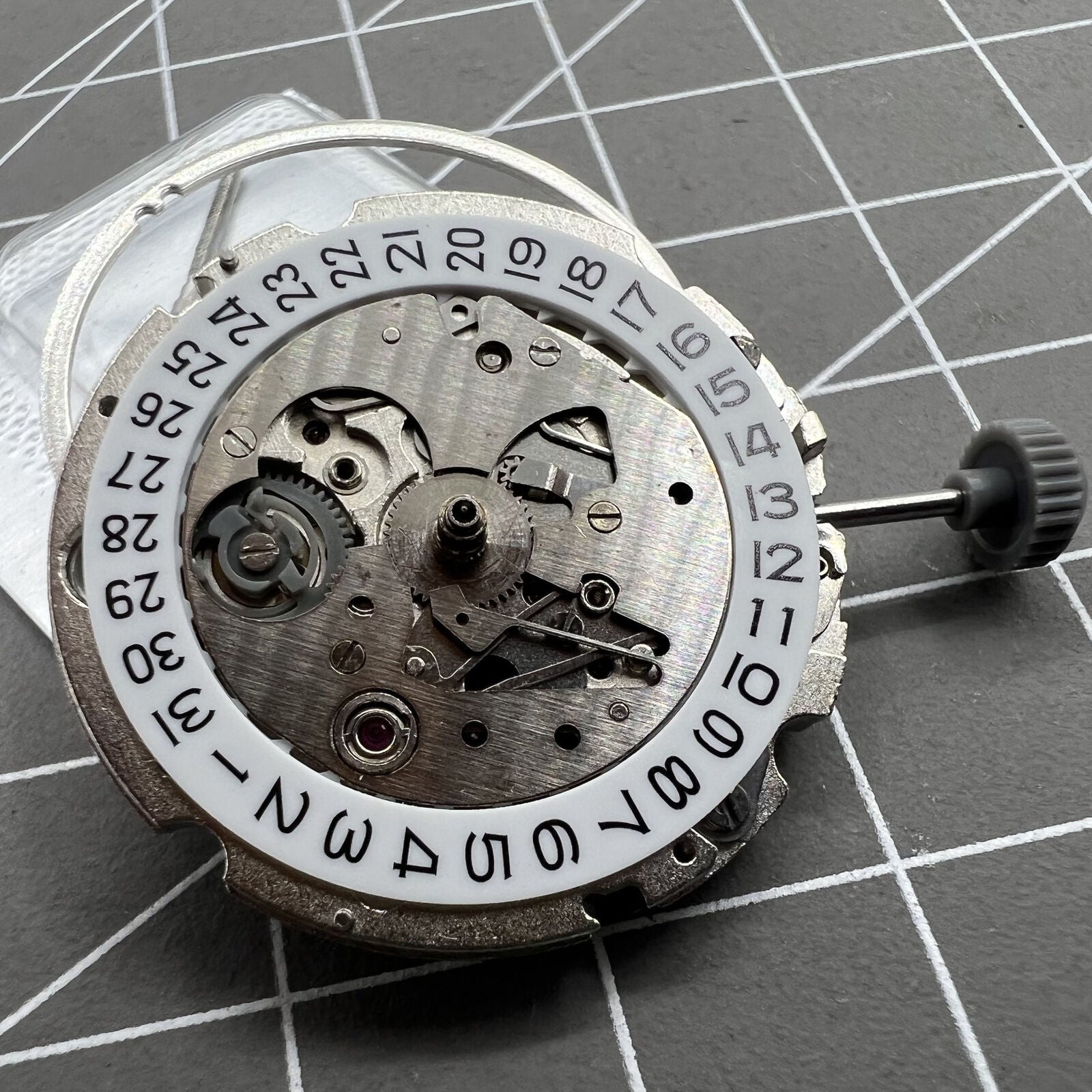 Miyota/Citizen 8200 series watch movement showing single calendar date at 6 o'clock for precise timekeeping.