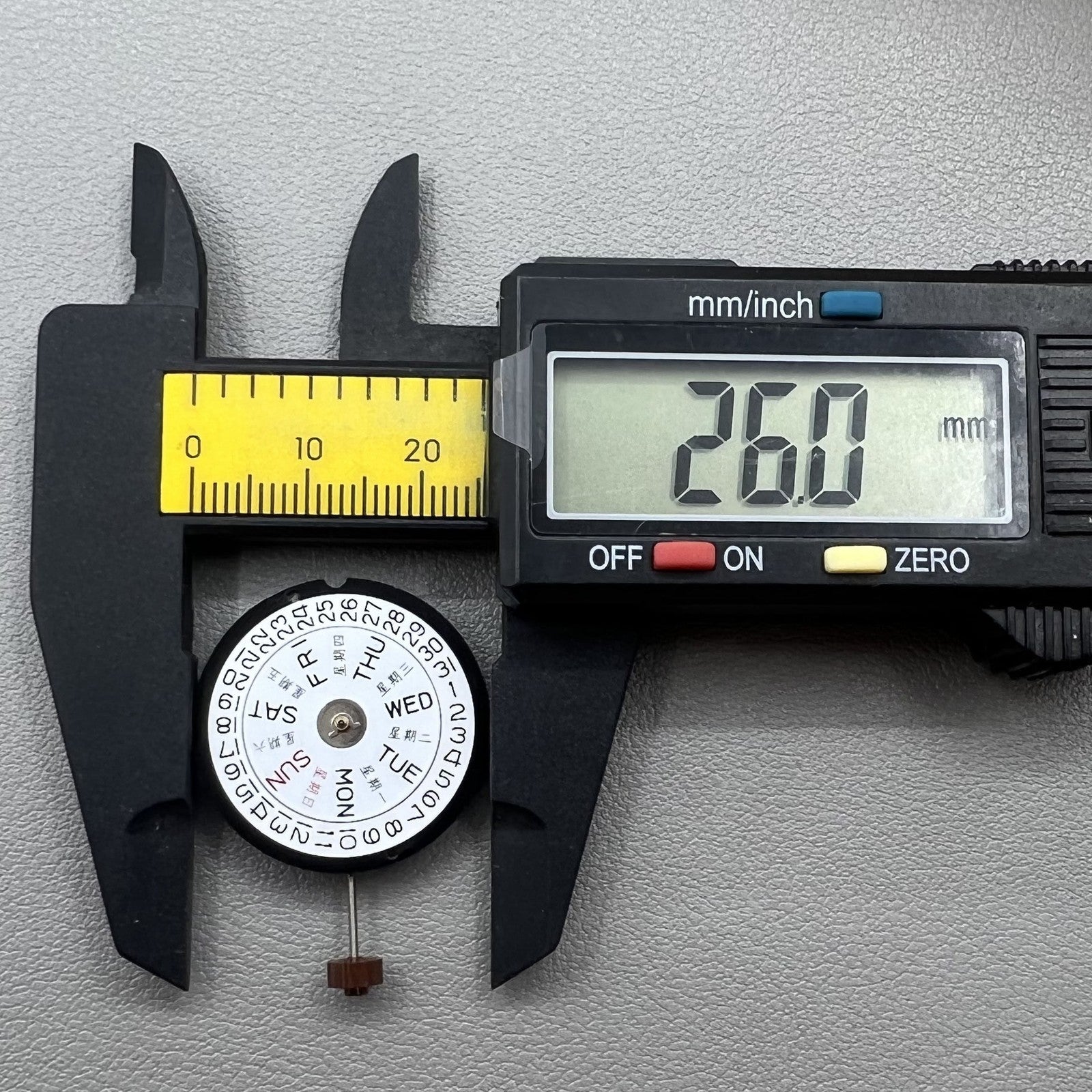 Ronda 517 Swiss quartz movement watch accessory showing English and Chinese day-date display.