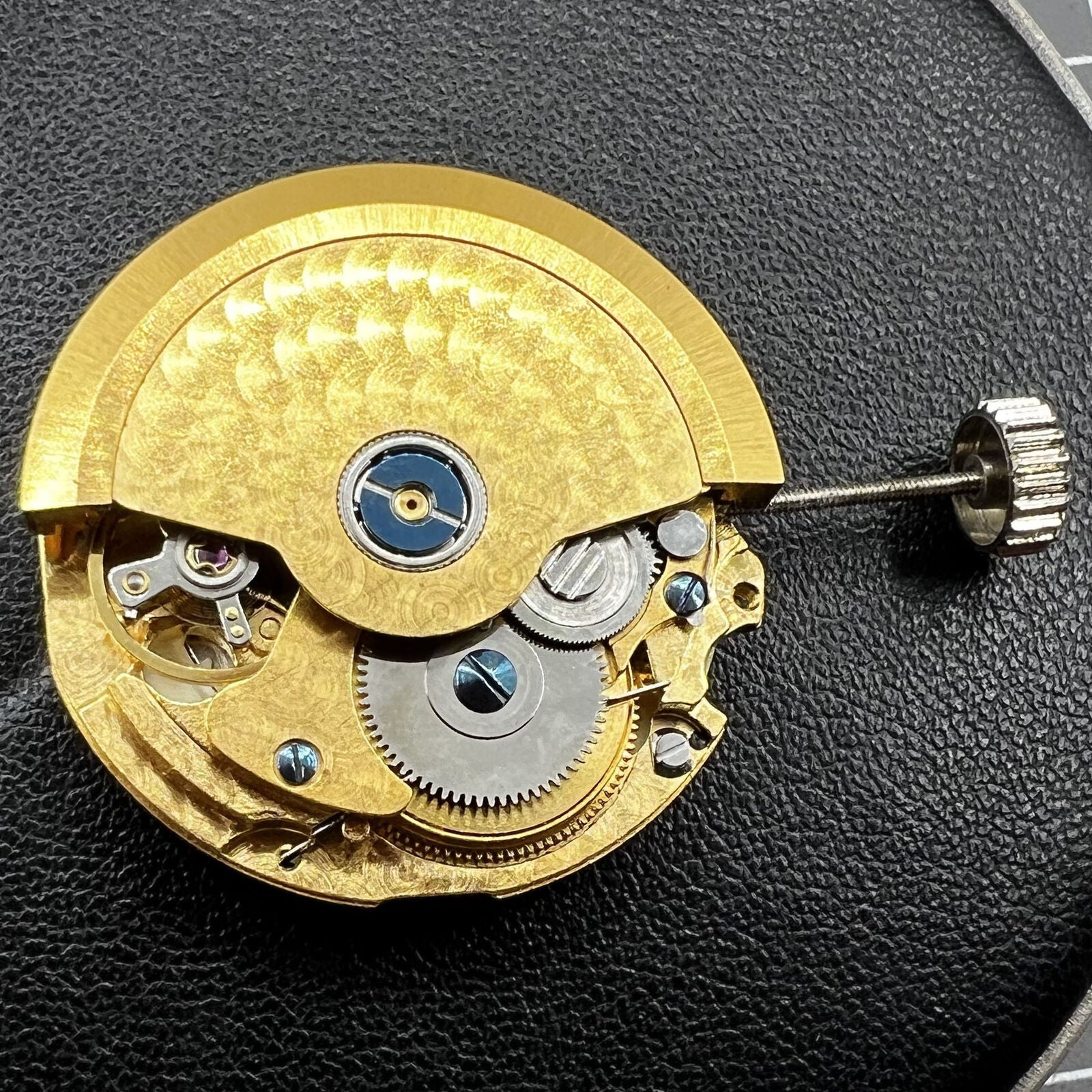 Multifunctional automatic watch featuring mechanical movement, date display at 2 o?clock, and 24-hour digital dial.