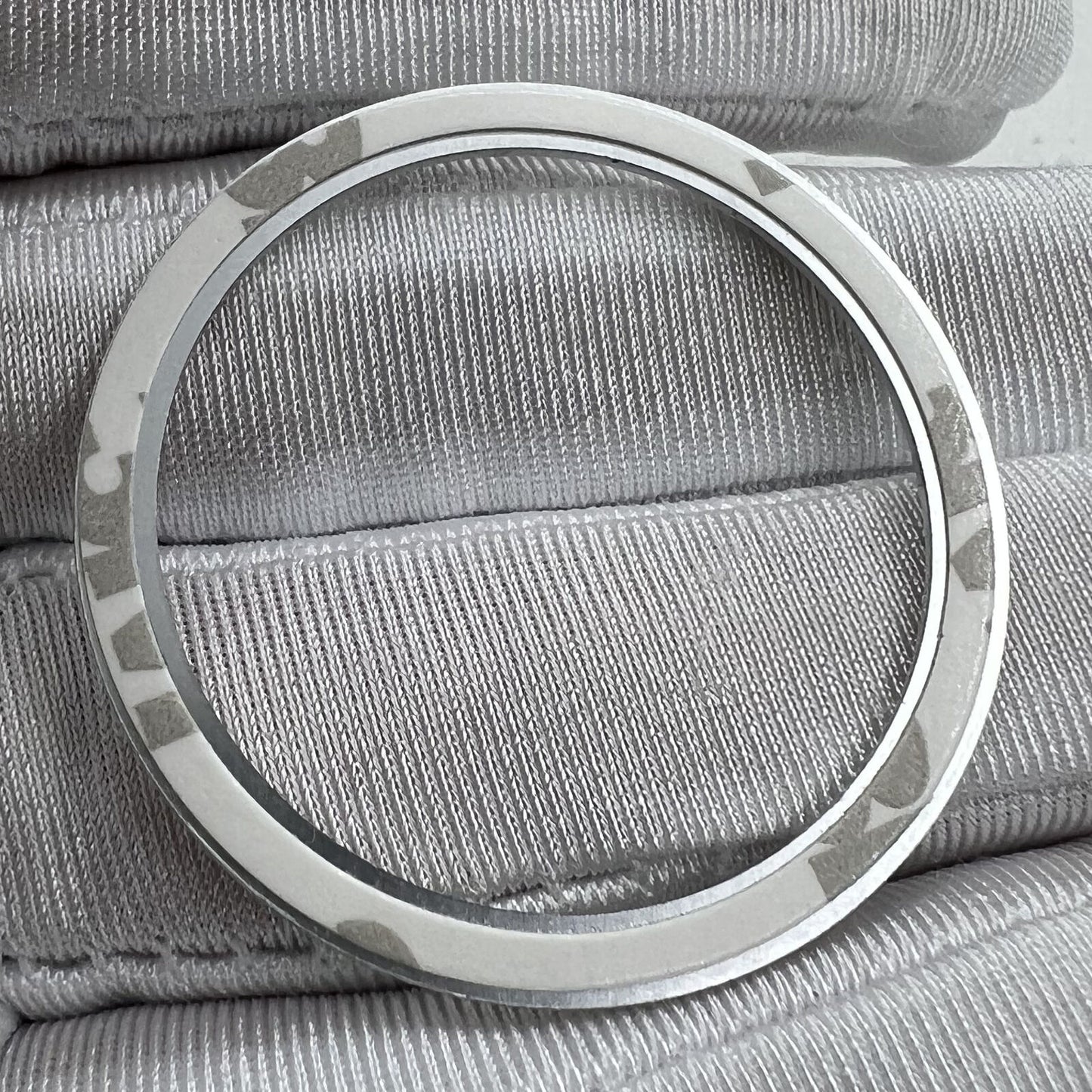 Lunette de montre en alliage d'aluminium et résine luminescente, fond blanc, échelle de points, police noire, 39 mm 