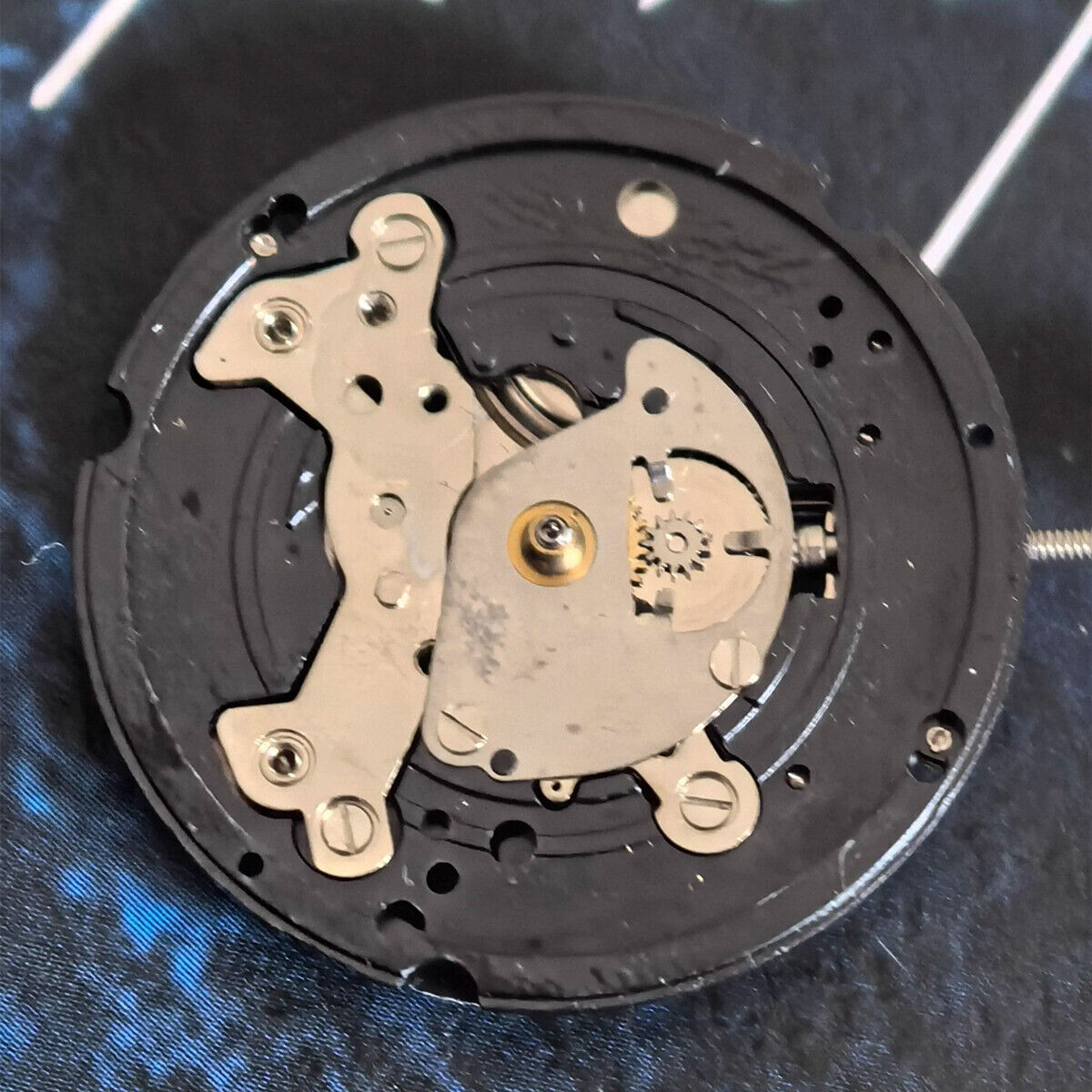 Swiss Made ISA 307 quartz watch movement with 3 hands, no calendar, for precise repairs and replacements.