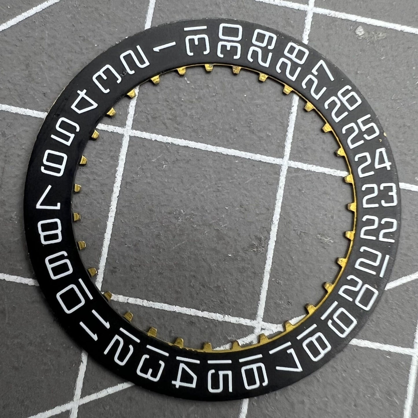 Schweizer schwarzes Datumszifferblatt mit quadratischer Schrift f�r ETA2824 Uhrwerk, stilvolles Design