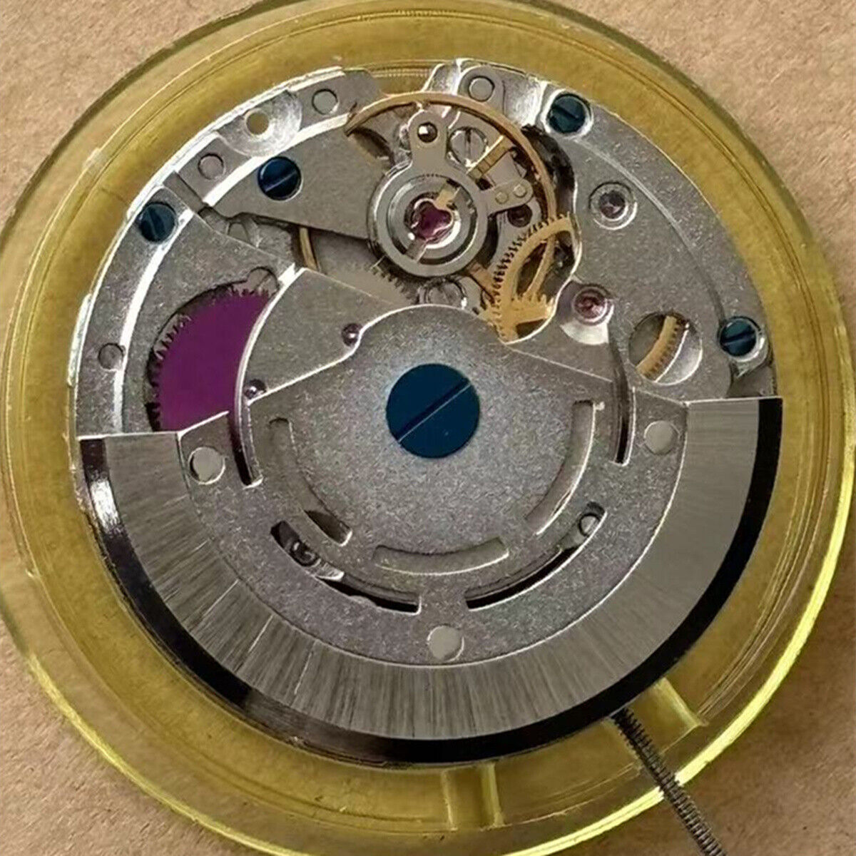 Mingzhu 2813 watch movement featuring single calendar at 3 o?clock and black GMT disk for accurate timekeeping.