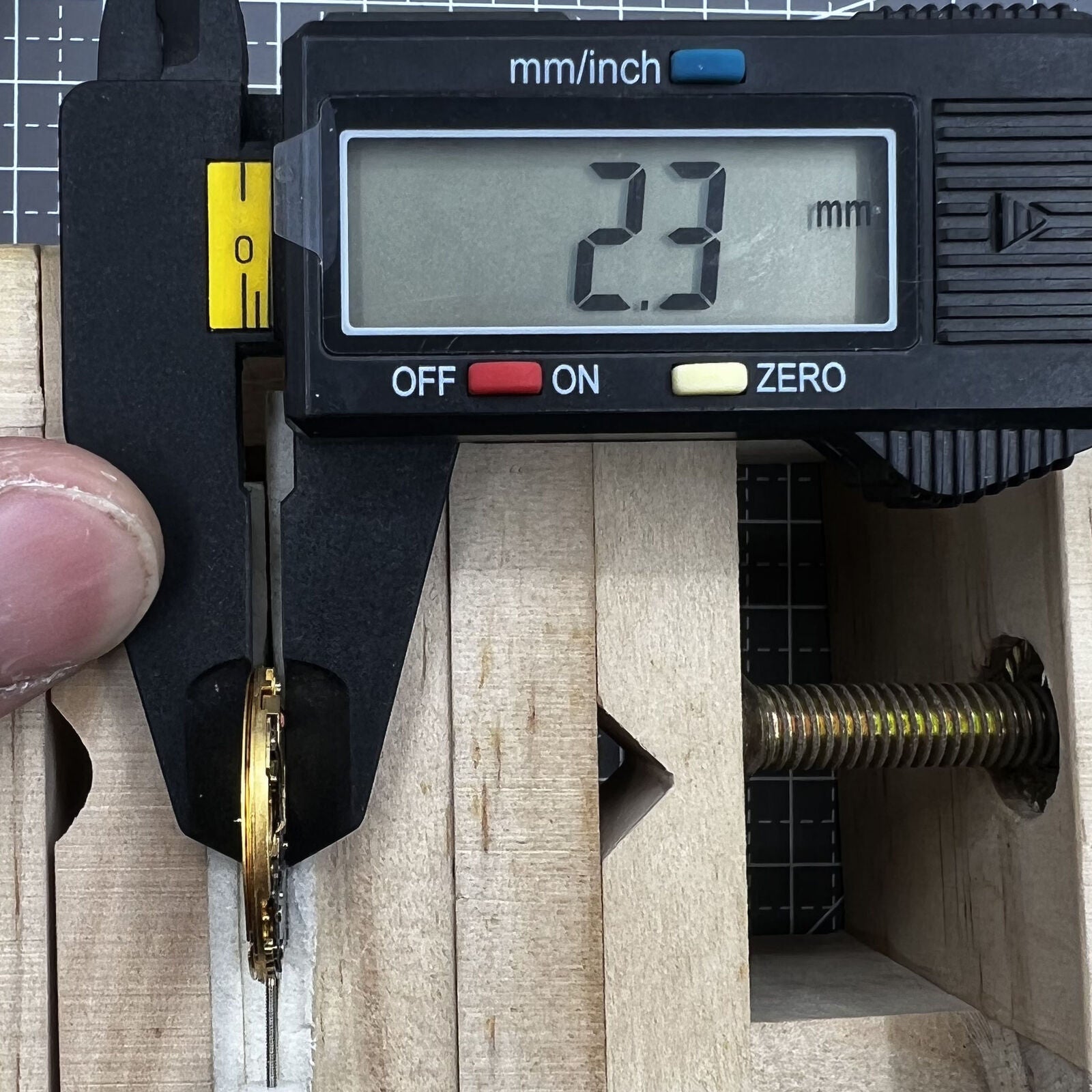 ETA255.461 Swiss Made quartz watch movement showing 3 hands and date at 4 o'clock, perfect for precise repairs.