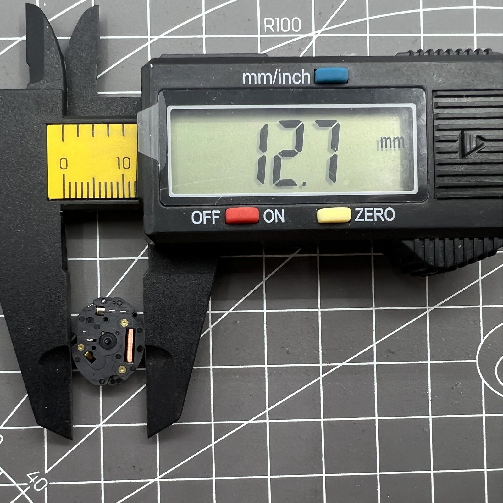 Epson TMI VX10A quartz watch movement with 2 hands, precise for reliable watch repairs and replacements.