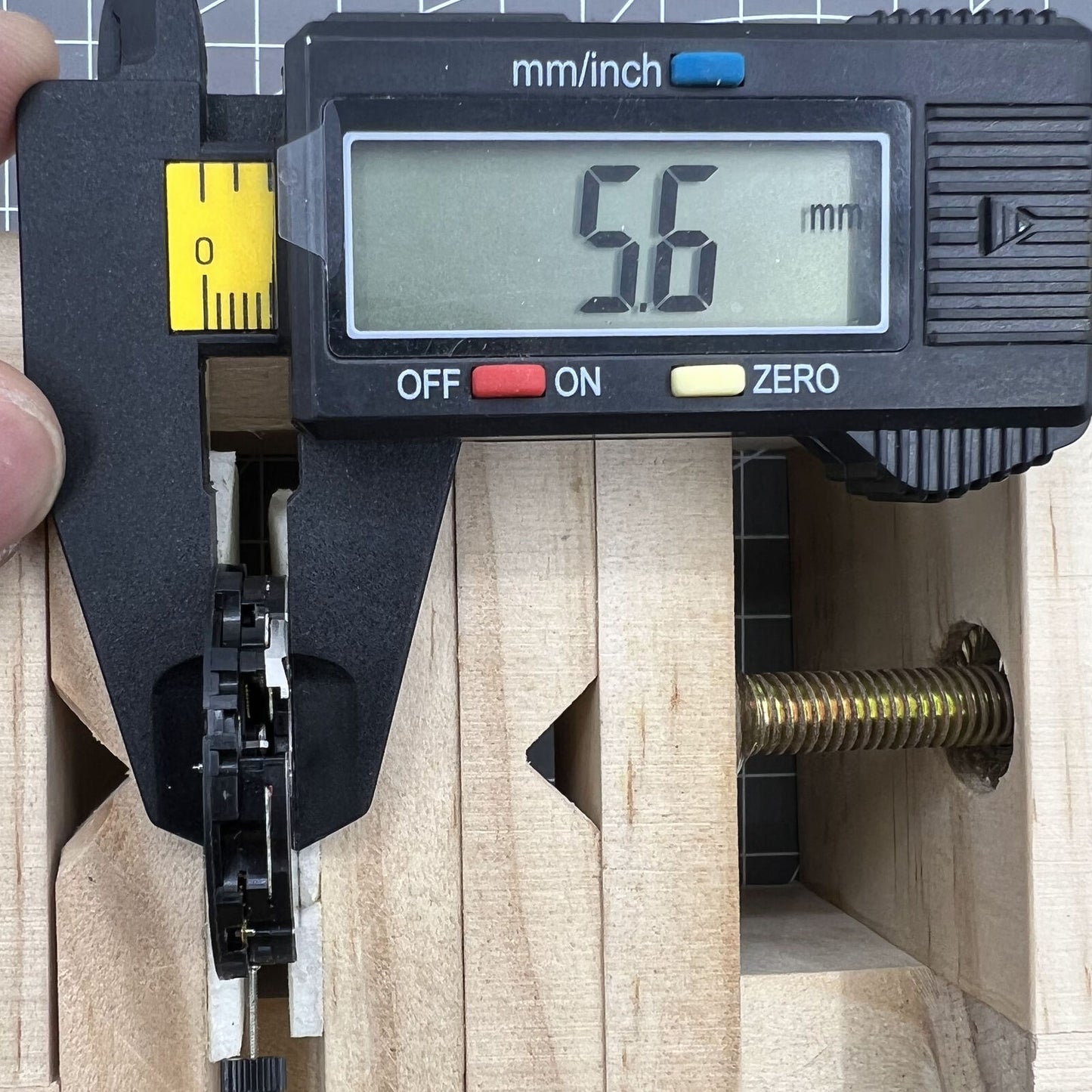 Genuine V8 ETA G10.711 Swiss quartz watch movement with multifunctional date at 6 o'clock.