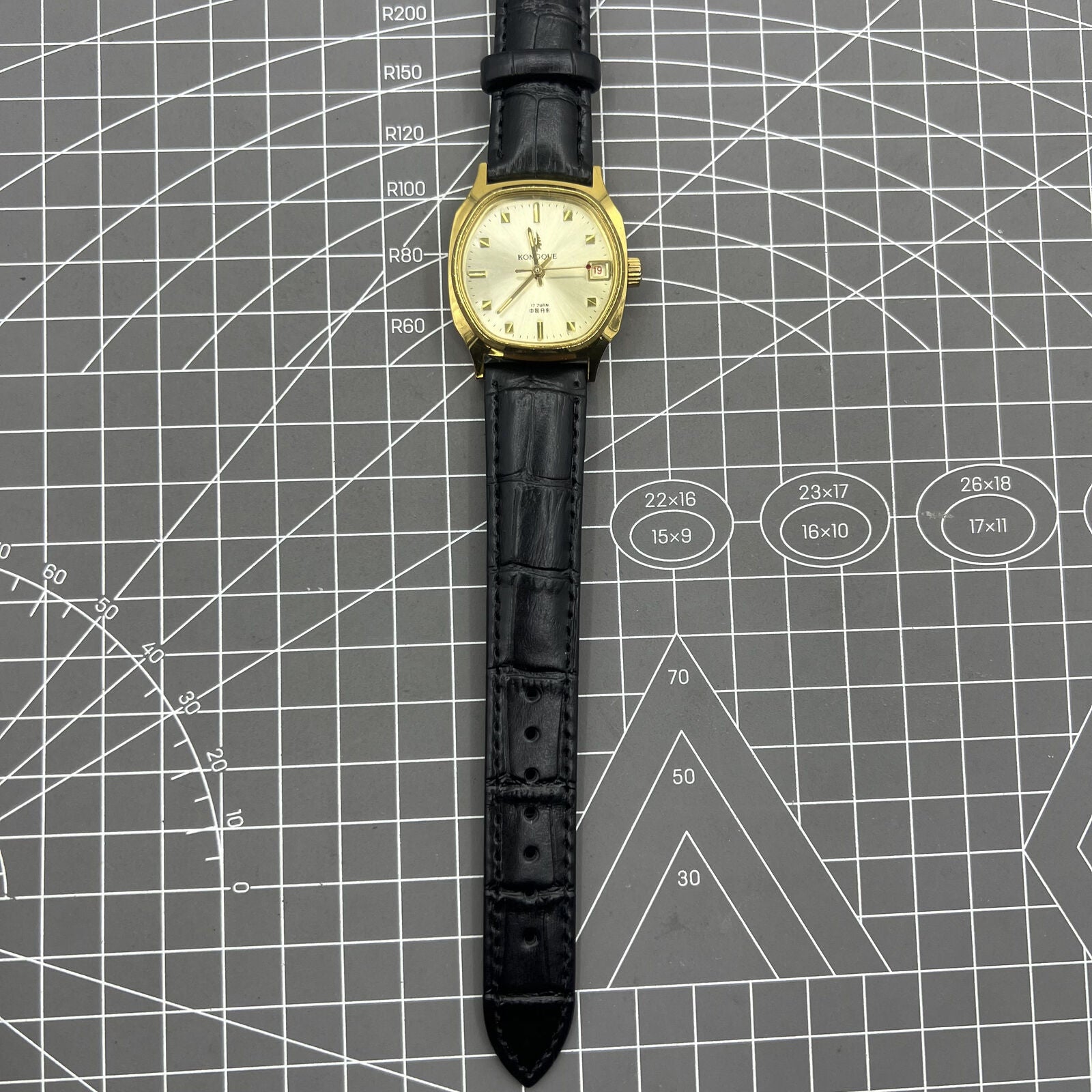 Black Dandong mechanical watch with golden dial, 17 jewels, single calendar, perfect for elegant timekeeping.