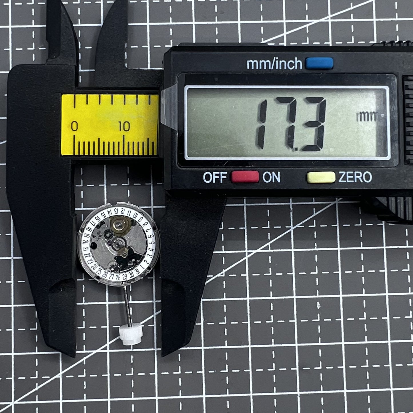 Swiss ETA95614 quartz movement watch mechanism with 2 hands and single calendar date at 6 o'clock, precision timekeeping.