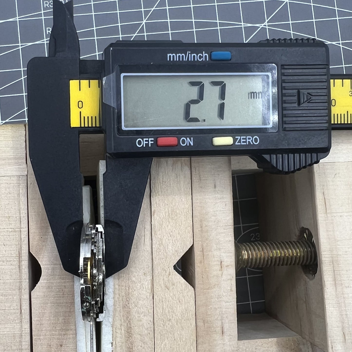 Shanghai 8120 mechanical watch movement, Automatikwerk for practice and disassembly, precision engineering.