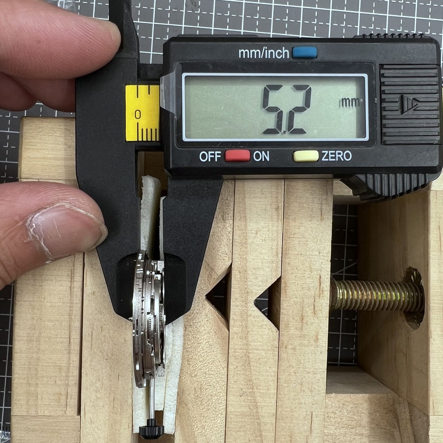 Mechanisches Miyota 9133 Uhrwerk mit japanischer Pr�zision, ideal f�r hochwertige Uhrenreparaturen.