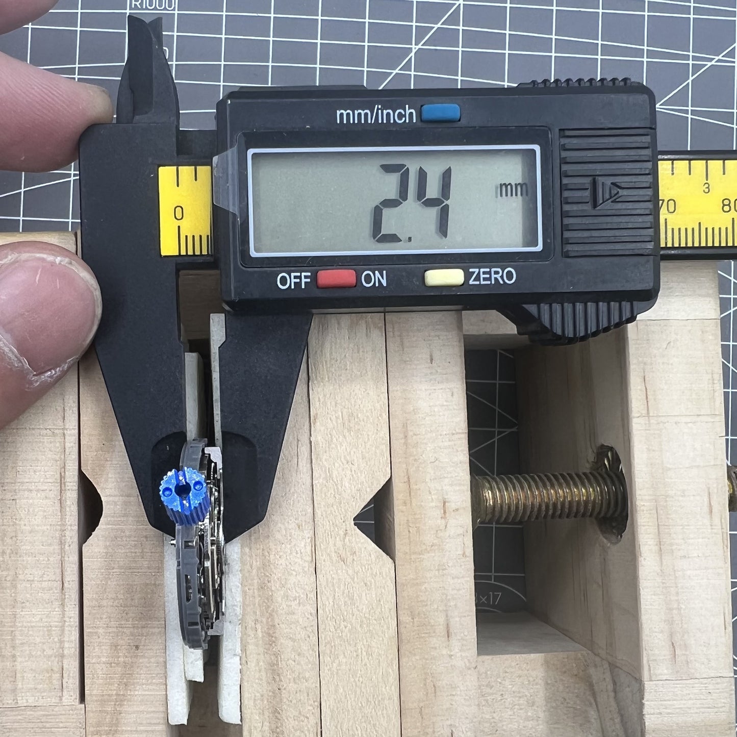 Automatisches NH34 GMT Uhrwerk mit schwarzer Scheibe arabische Zahlen Sekundenstopp