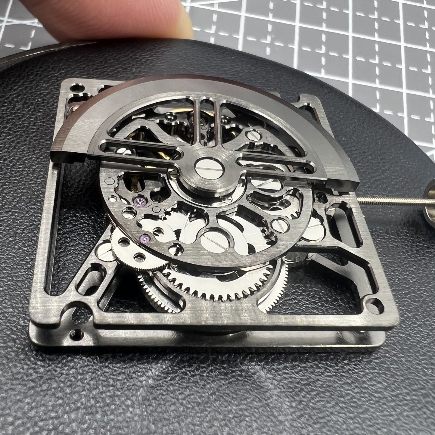 Schwarzes HZ1B01D automatisches mechanisches Uhrwerk mit Hohlquadraten, ideal f�r Uhrenreparatur.