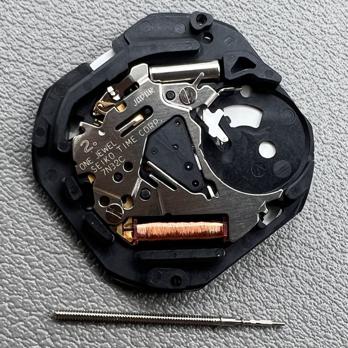 Seiko Japan 7N32C quartz movement with 3 hands and date display at 3 o'clock for watches.