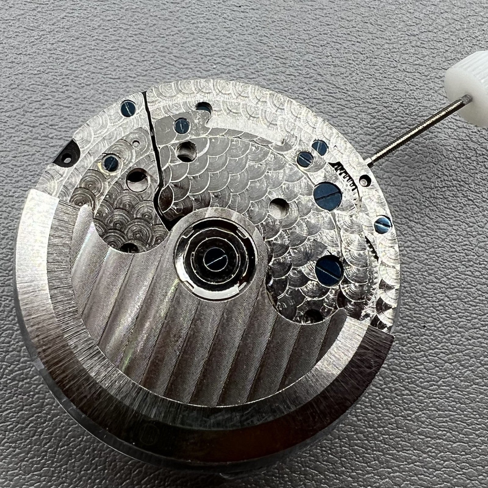 Schwarze automatische Multifunktionsuhr mit mechanischem Werk von Doppeltes, stilvoll und pr�zise.