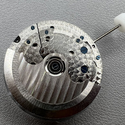 Schwarze automatische Multifunktionsuhr mit mechanischem Werk von Doppeltes, stilvoll und pr�zise.