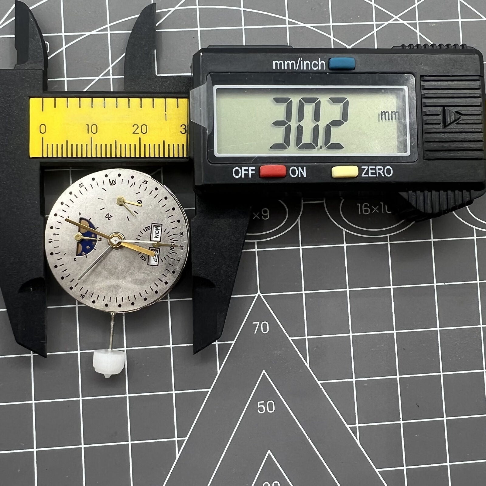 7750 Automatic watch with mechanical movement, small second at 9 o?clock, moon phase at 6.