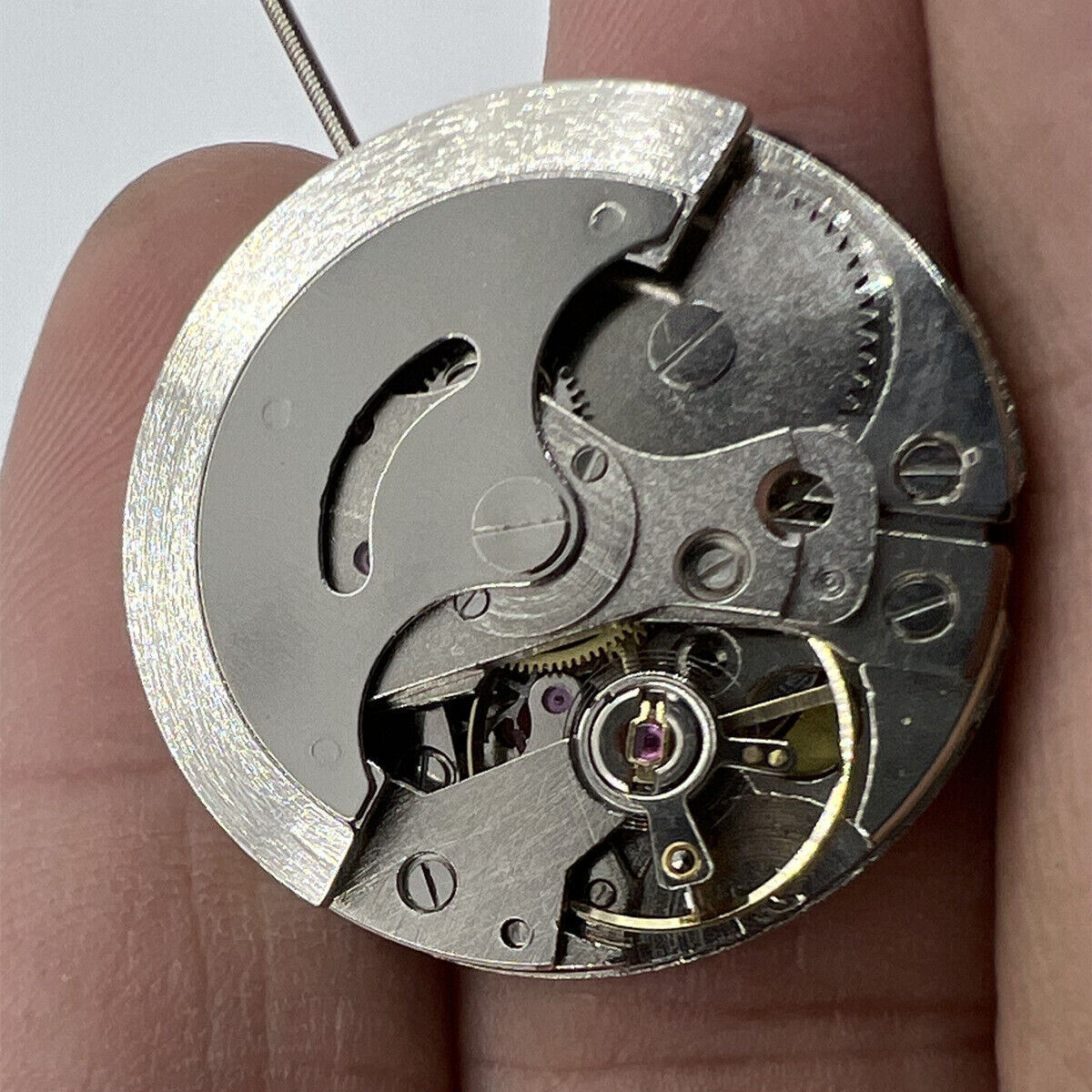 26.5mm Miyota 7120 automatic watch movement with single calendar and 3 hands for accurate timekeeping.