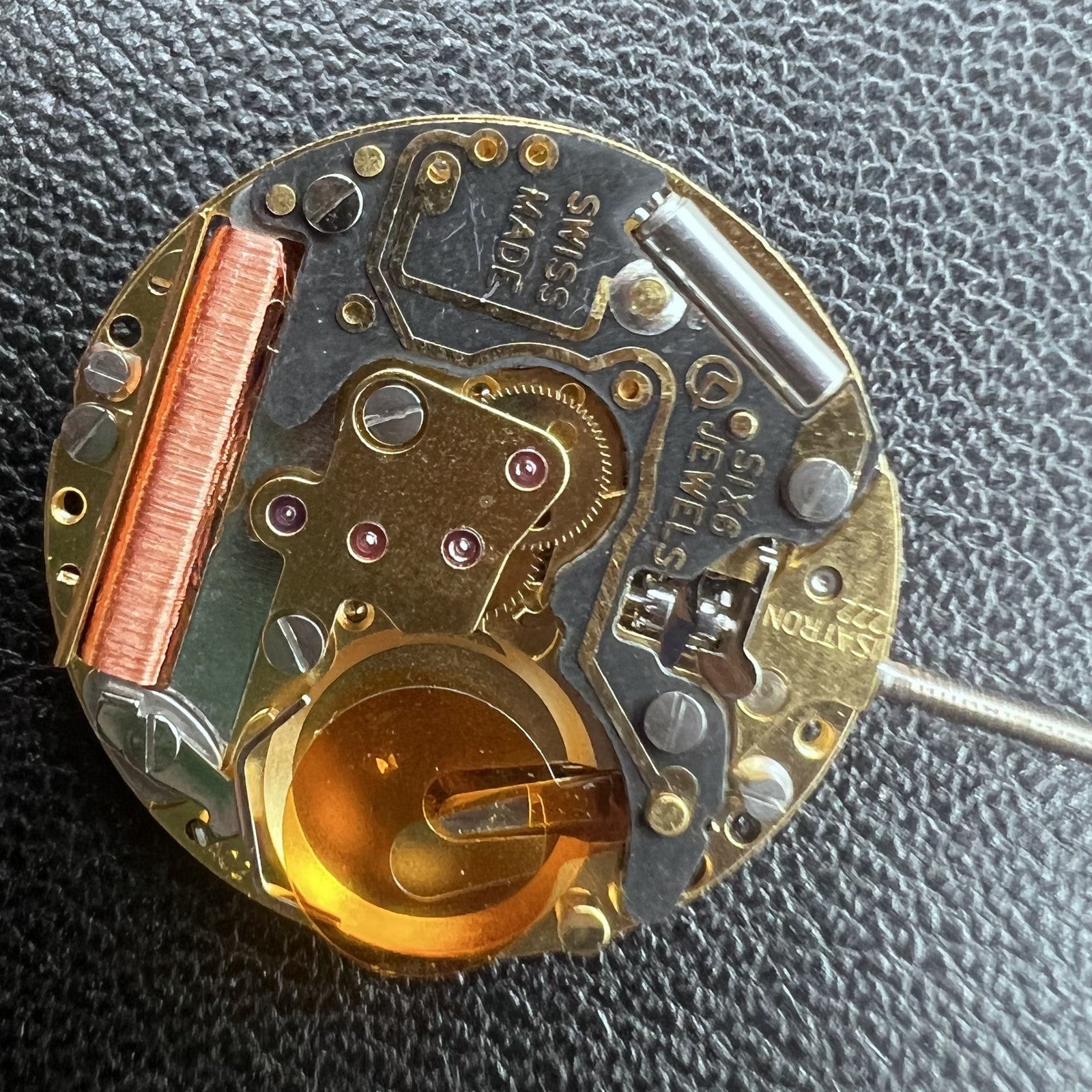Swiss ISA 222 Quarzwerk watch movement with 2 hands, no calendar, precision accessory by Swiss ISA.
