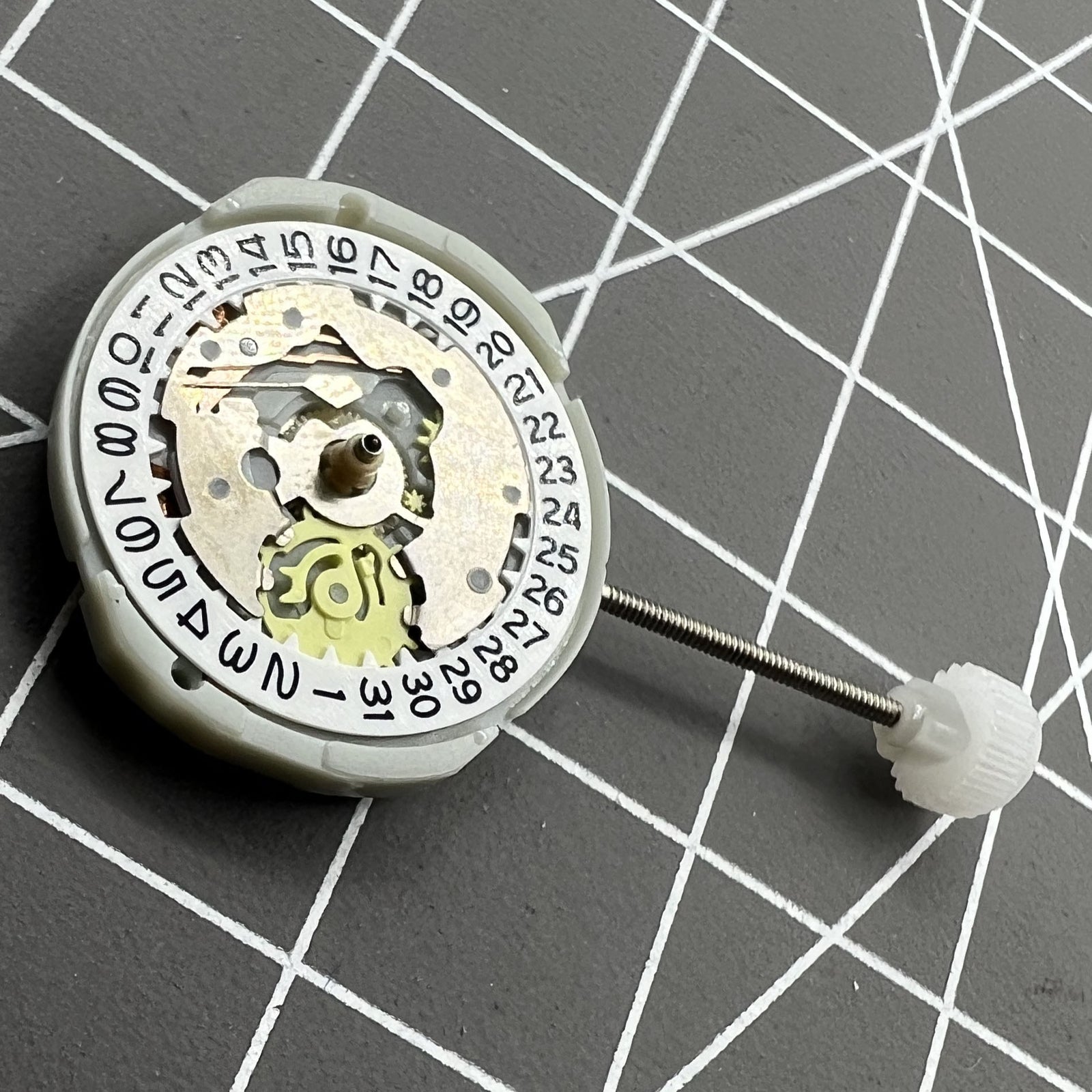 Sunon PE25 quartz watch movement with 3 hands and date display at 3 o'clock, ideal replacement part