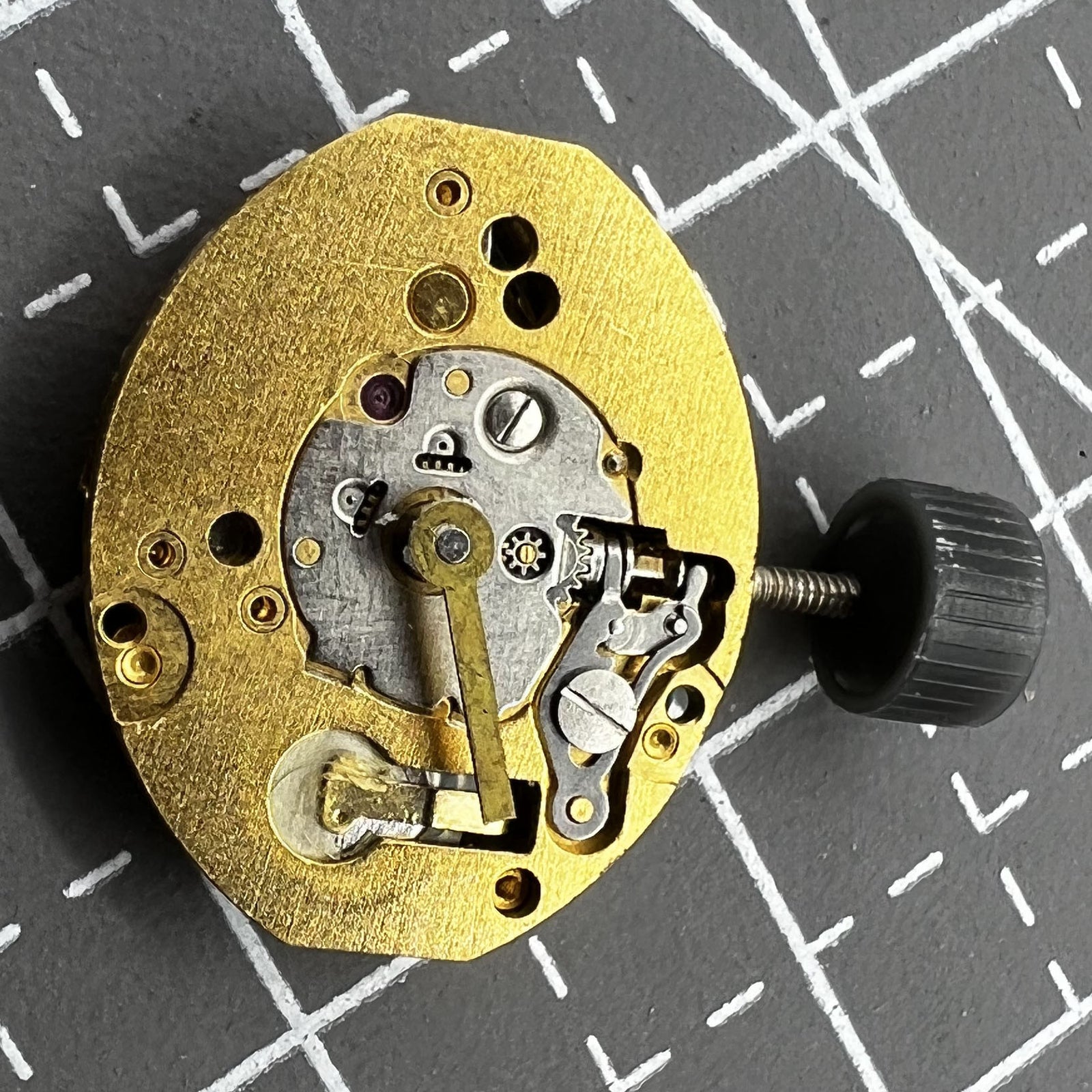 Quartzwerk ETA980 003 Uhrwerk aus der Schweiz mit blauem Schaltkreis und zwei Zeigern von Quartzwerk