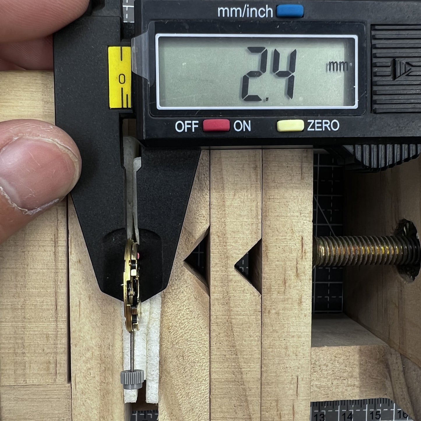 Swiss ETA F04.115 quartz watch movement with 3 hands and date display at 3 o'clock for precision timing.