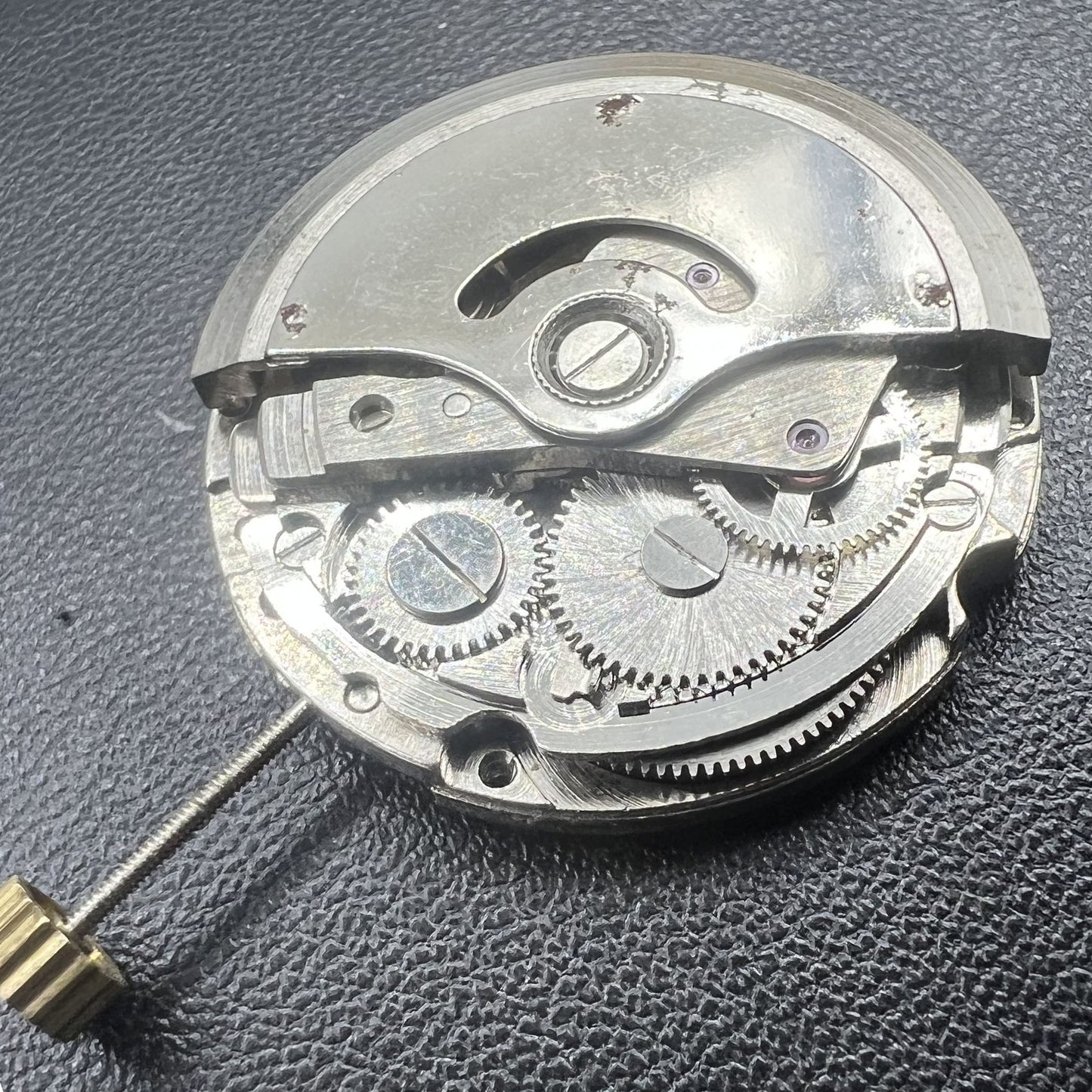 Shanghai 8120 mechanical watch movement, Automatikwerk for practice and disassembly, precision engineering.