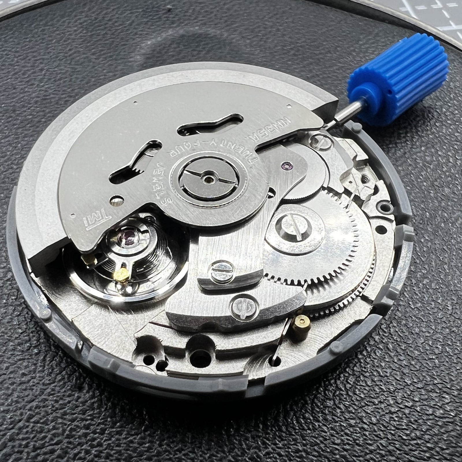 Seiko Automatik Uhr NH35 mit schwarzem Zifferblatt, Datum und Krone bei 8 Uhr, elegant und pr�zise