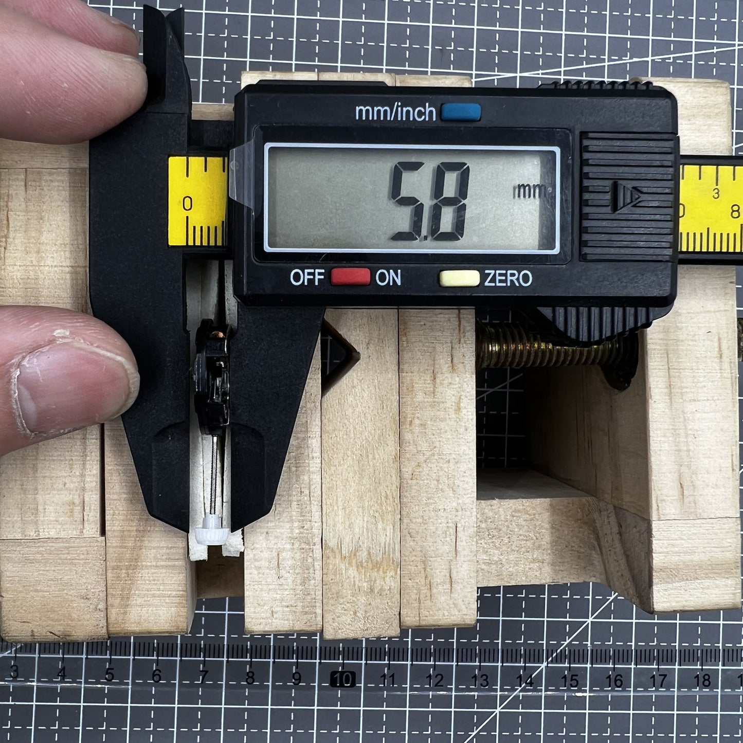 2 Stück Sunon SL25 Uhrwerk mit Datums und Wochentagsanzeige Quarz Uhrwerk