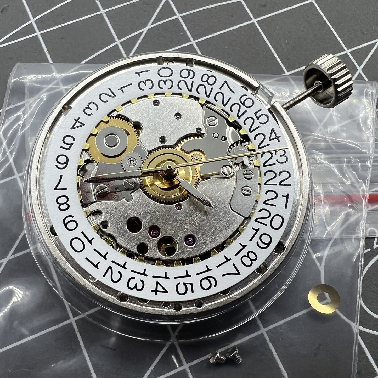 Hangzhou Golden Rotor watch movement with single calendar and detailed mechanical gears for accuracy.