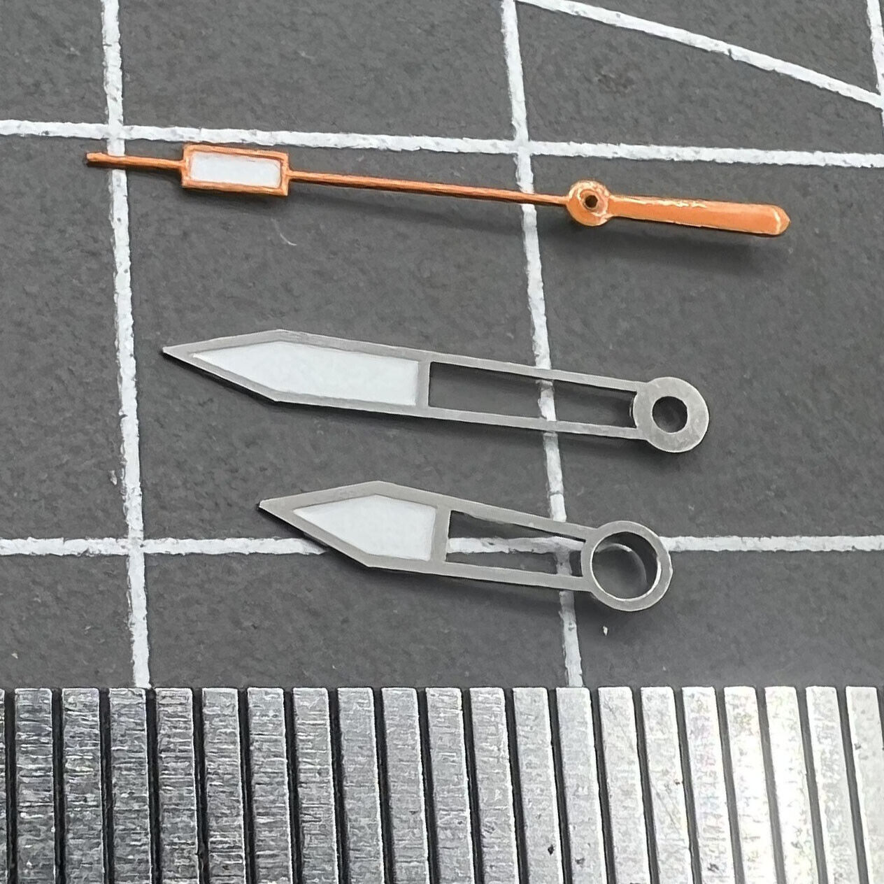 Set aus orangearbenen Ziernbl�ttern mit gr�n leuchtenden Details und silbernen Zeigern, ideal f�r elegante Uhren.