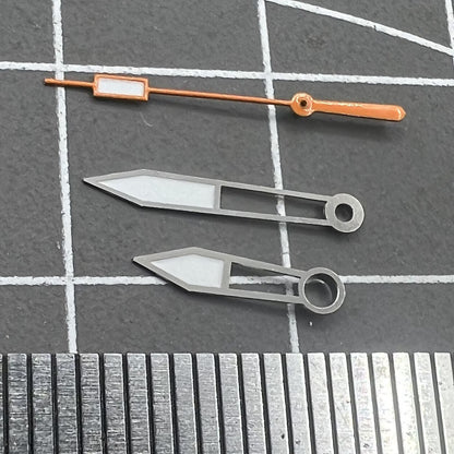Set aus orangearbenen Ziernbl�ttern mit gr�n leuchtenden Details und silbernen Zeigern, ideal f�r elegante Uhren.