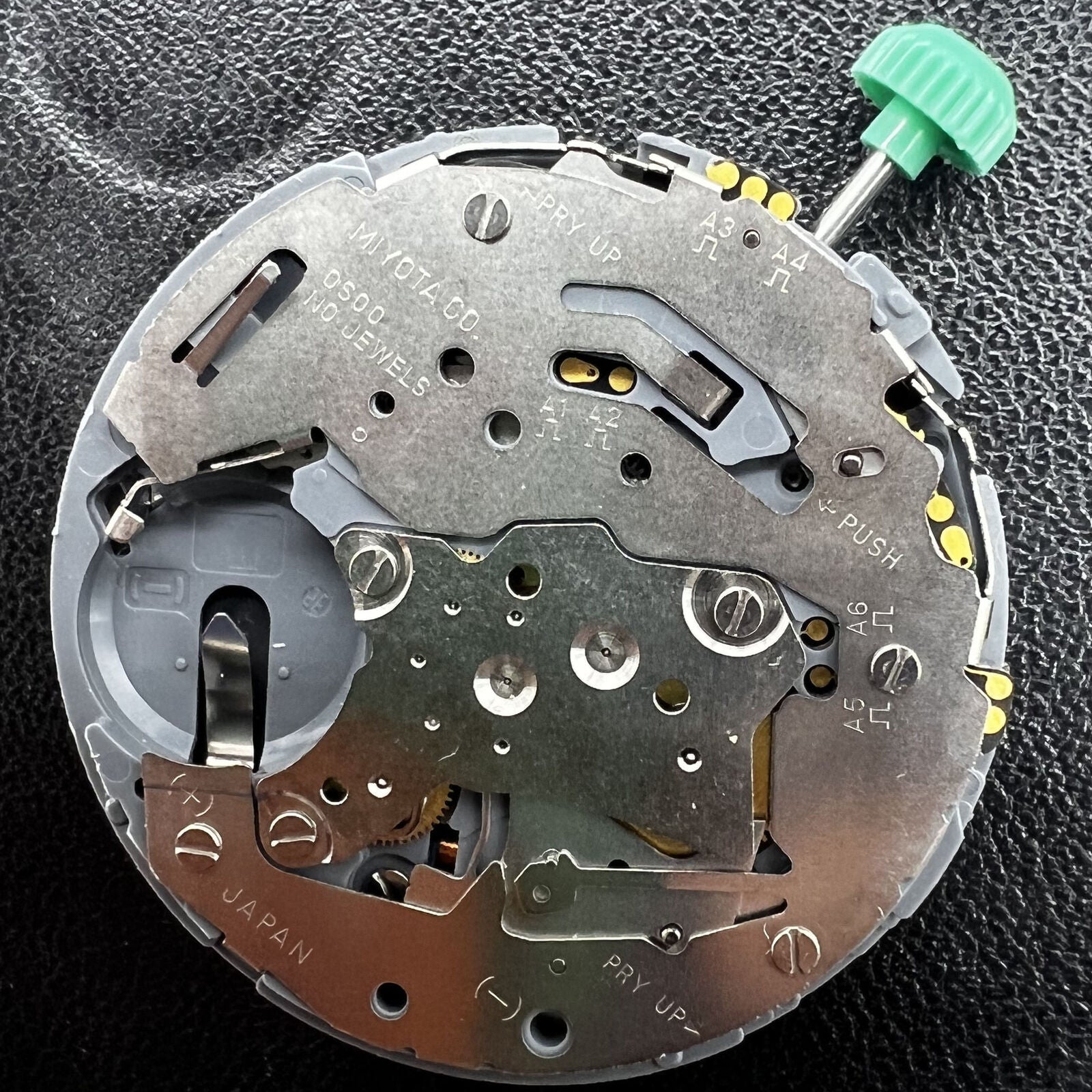 Miyota OS00 quartz watch with multifunctional date, single calendar at 3 o'clock, sleek dial design.