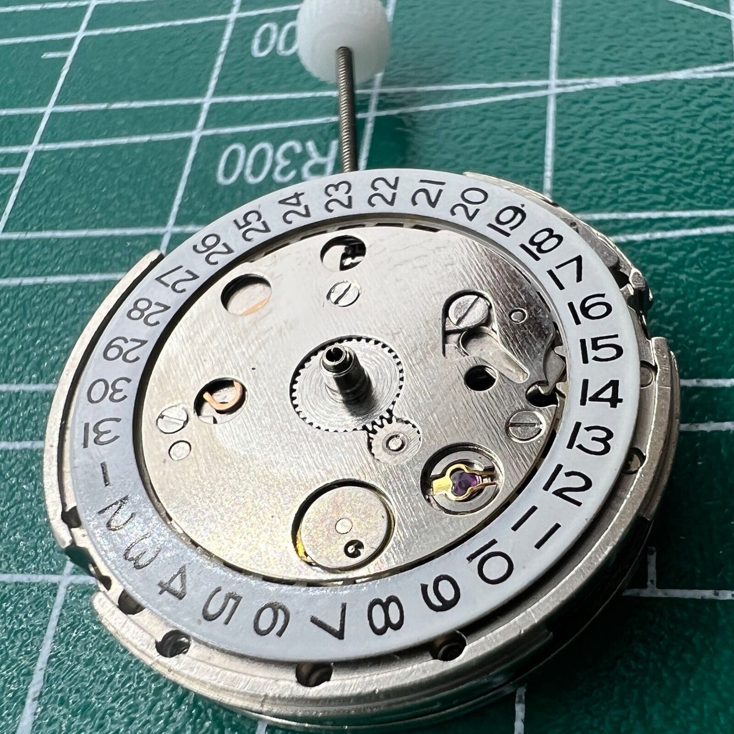 Wholesale China Made 2813 mechanical watch movement with single calendar date at 3 o'clock position, precision timing.