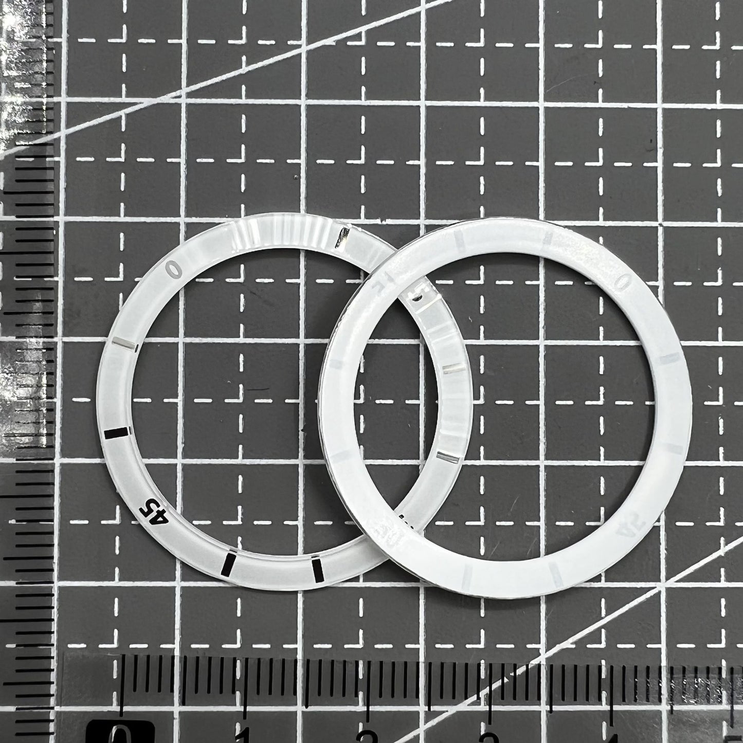 2 Stück weiße 31mm Keramik Lünette mit Zahlen für Herren Damen Uhren